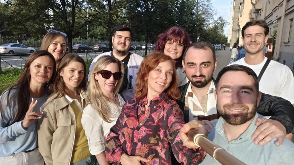 Участники клуба ИИшки на прогулке после офлайн-встречи в Петербурге